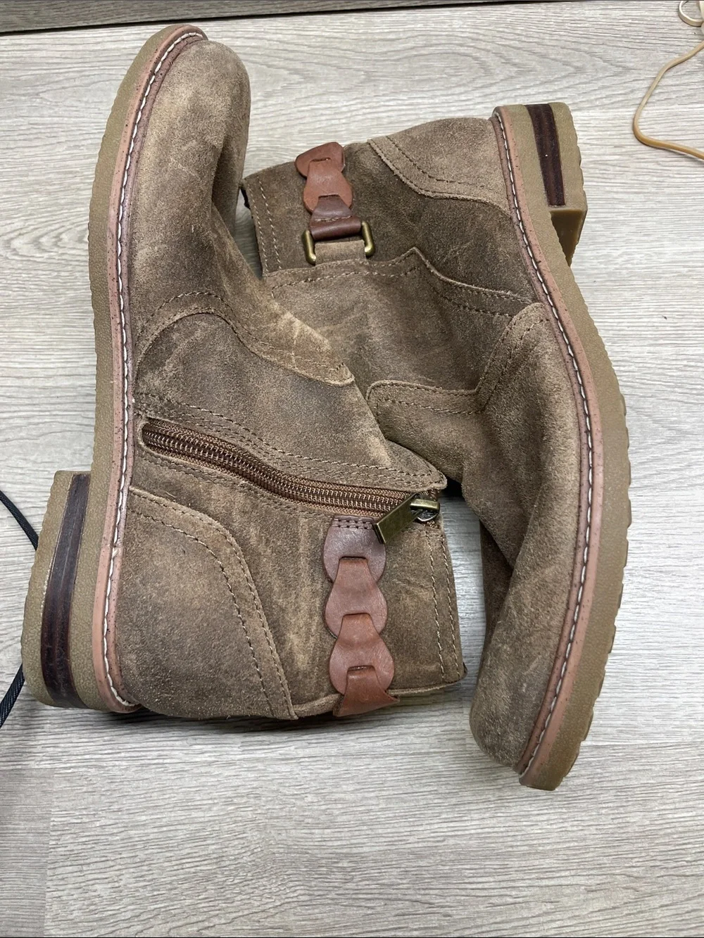 Earth suede chukka